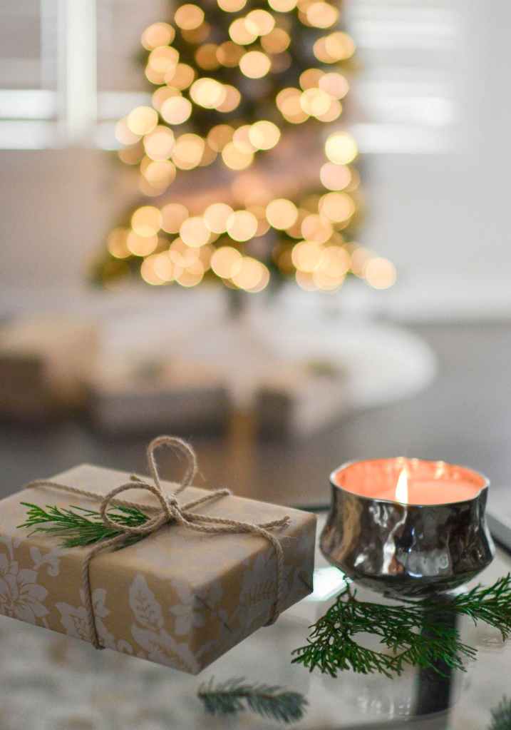 joulupaketti ja kynttilä
